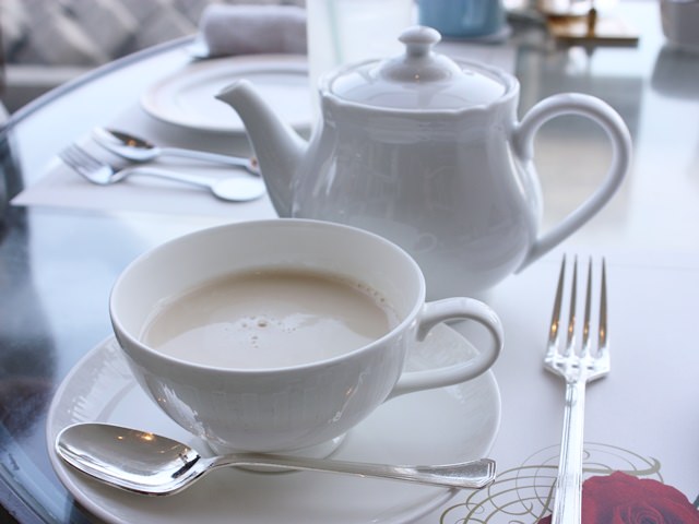 テラスカフェオーゲ（アオアヲナルトリゾート）のアフタヌーンティーセット