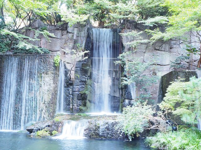 カフェラウンジパンドラ（ホテル雅叙園東京）の座席から見える滝
